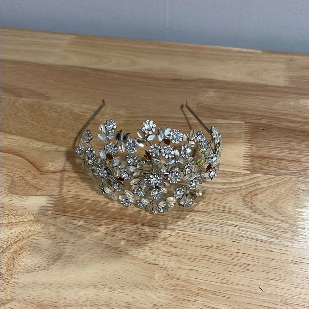 Silver vintage  Floral Crystal Hair Accessory